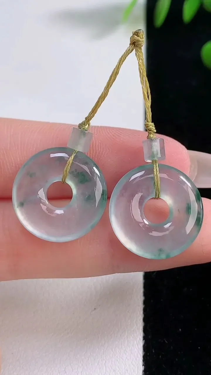 天然A货翡翠种飘花平安环吊坠一对，尺寸17.5-3.2，重量:4.42g
12月18日