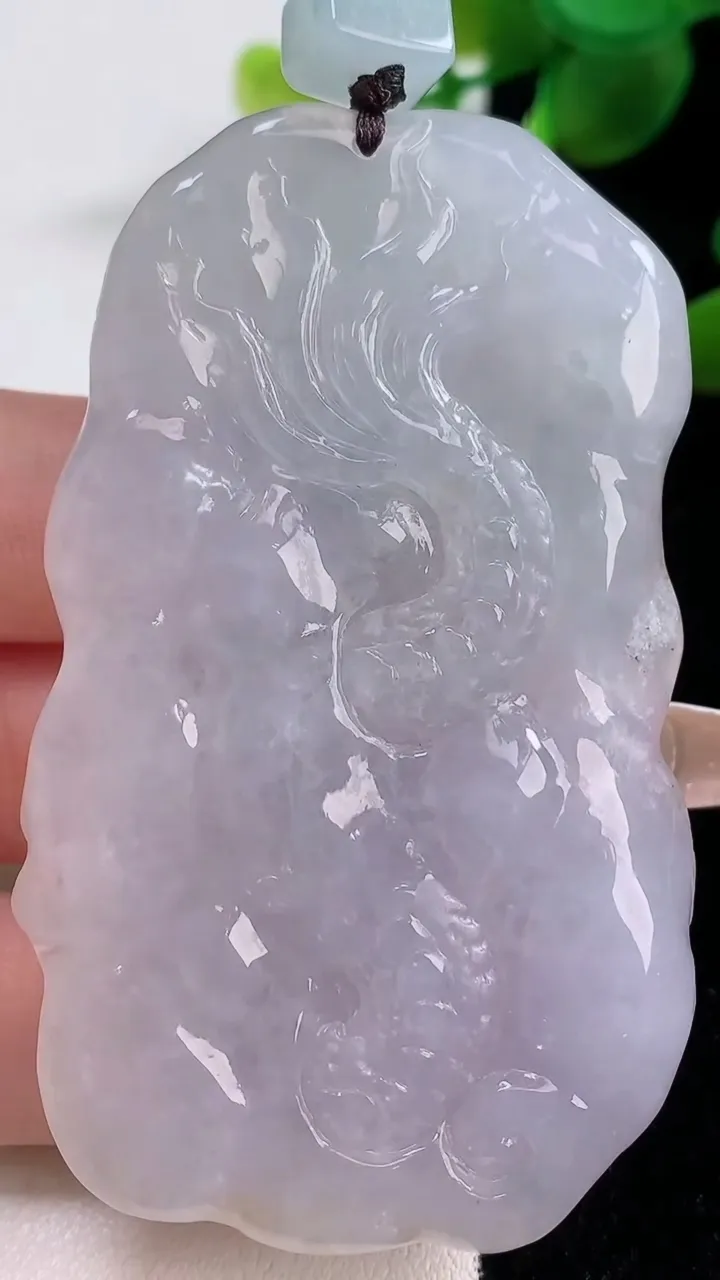 天然A货翡翠冰种紫罗兰龙牌吊坠，尺寸66.3-41-10.4，重量:54.61g
12月18日