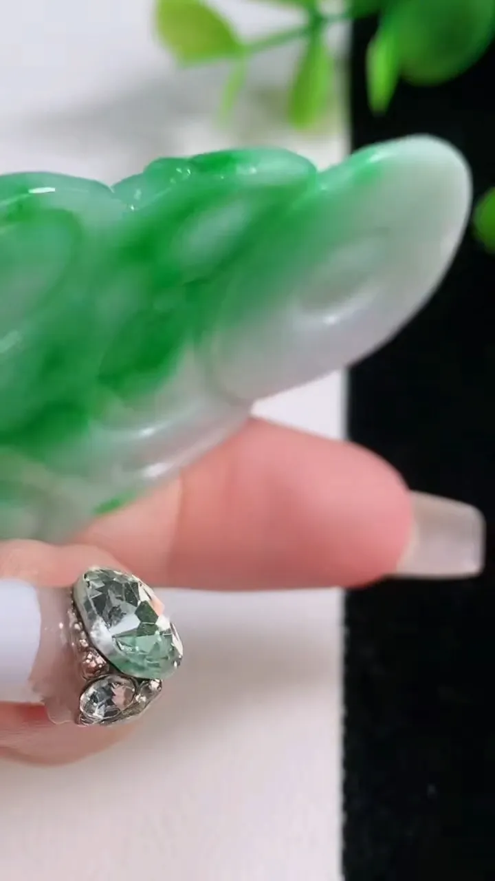 天然A货翡翠观音菩萨吊坠，尺寸61.4-36.2-6，重量:24.52g
12月18日