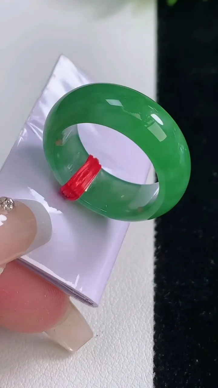 天然A货翡翠指环扳指，尺寸18.4-7.9-3.5，重量:7.74g2025年12月18日
工厂直销收藏佳品,种好水足，色泽均匀，有种有色，上手高大气！