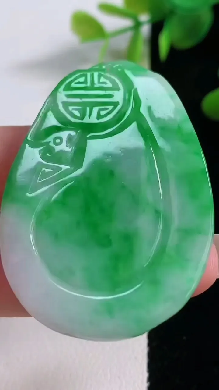 天然A货翡翠复古龙牌吊坠，尺寸50-35.2-3.4，重量:14.34g
12月18日