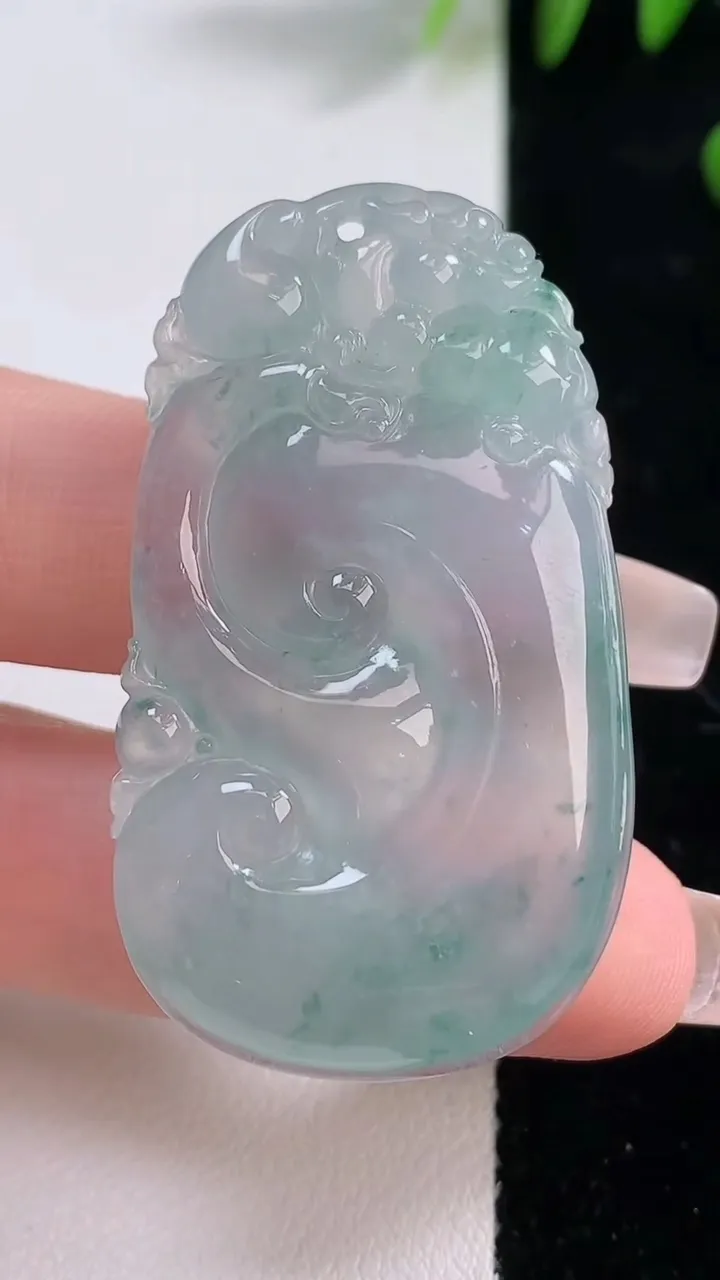 天然A货翡翠种飘花如意吊坠，尺寸46.4-27-8.2，重量:20.05g
12月18日