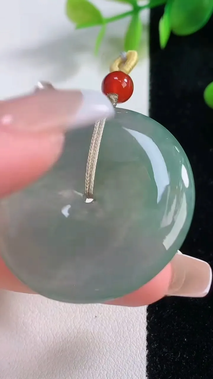 天然A货翡翠平安扣吊坠，尺寸37.6-5.7，重量:19.74g
12月18日