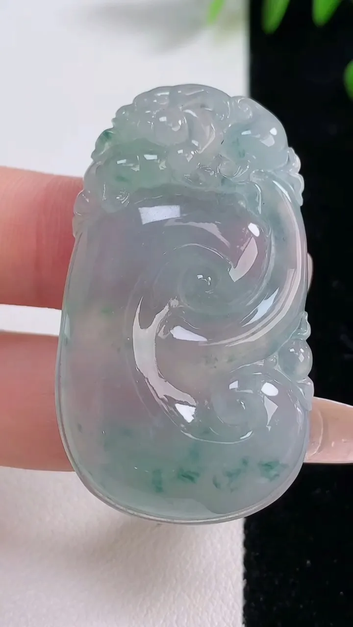 天然A货翡翠种飘花如意吊坠，尺寸46.4-27-8.2，重量:20.05g
12月18日