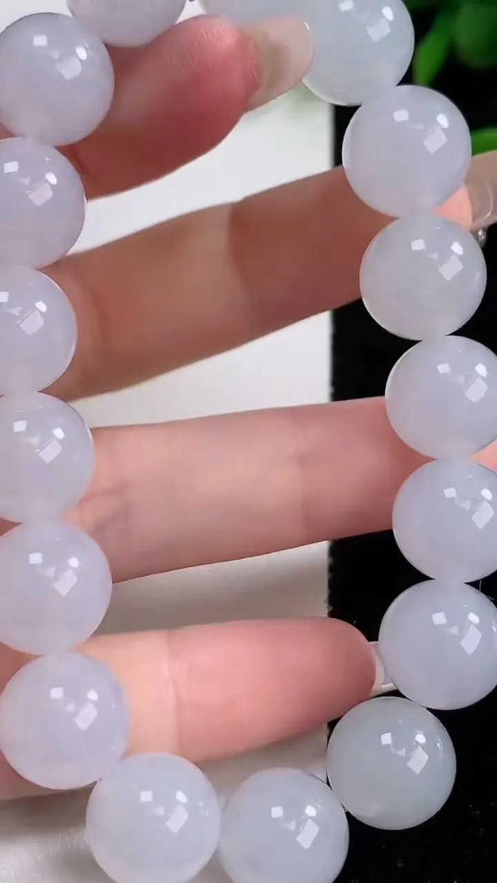 天然A货翡翠种白冰圆珠手串，尺寸12-17颗，重量:51.15g12月18日
工厂直销收藏佳品,种好水足，色泽均匀，有种有色，上手高大气！