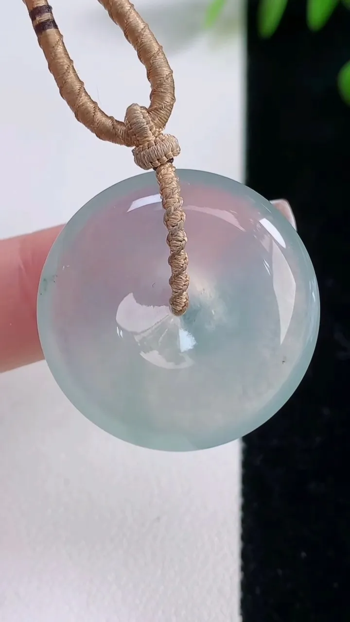 天然A货翡翠平安扣吊坠，尺寸27.3-6.2，重量:12.12g
12月18日