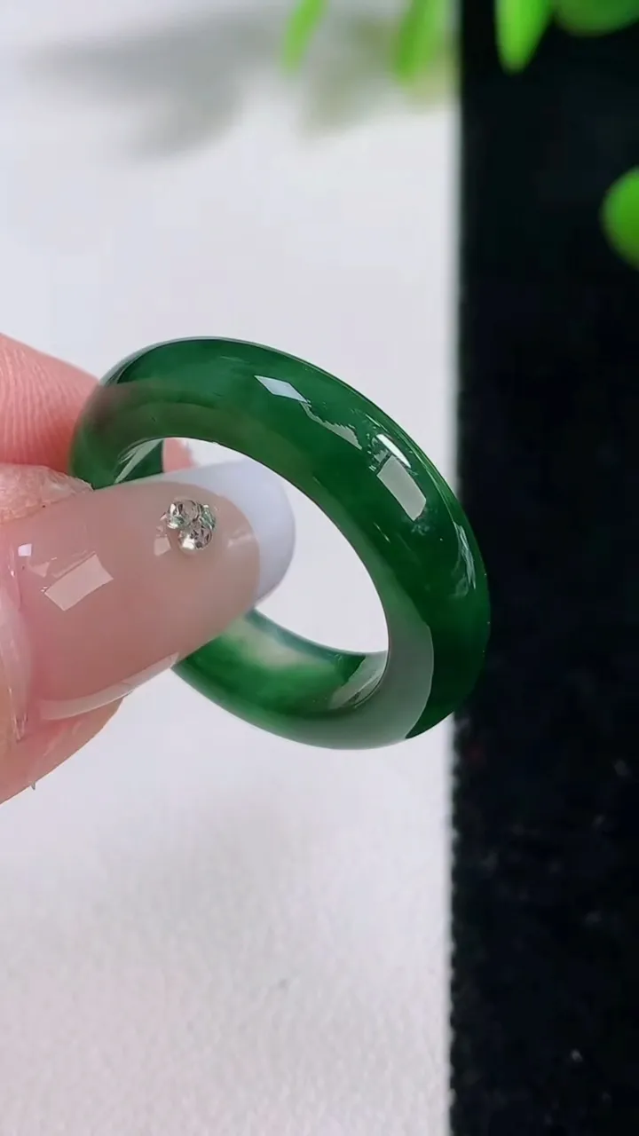 天然A货翡翠指环戒指，尺寸173-5.2-3.4，重量:3.94g2025年12月18日
工厂直销收藏佳品,种好水足，色泽均匀，有种有色，上手高大气！