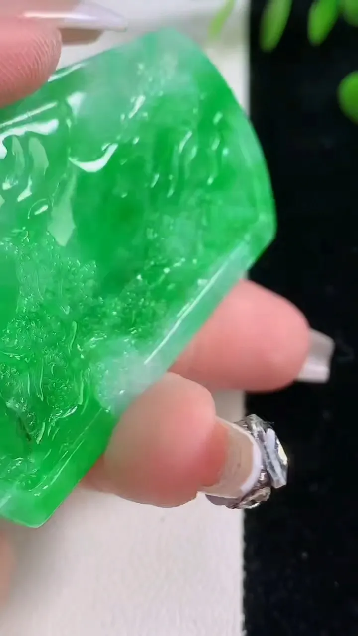 天然A货翡翠山水牌吊坠，尺寸61.6-38.8-5，重量:28.10g
12月18日