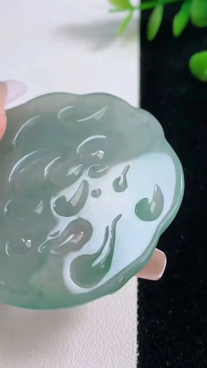 天然A货翡翠种飘花阿弥陀佛吊坠，尺寸53.6-52.4-5.2，重量:30.00g
12月18日