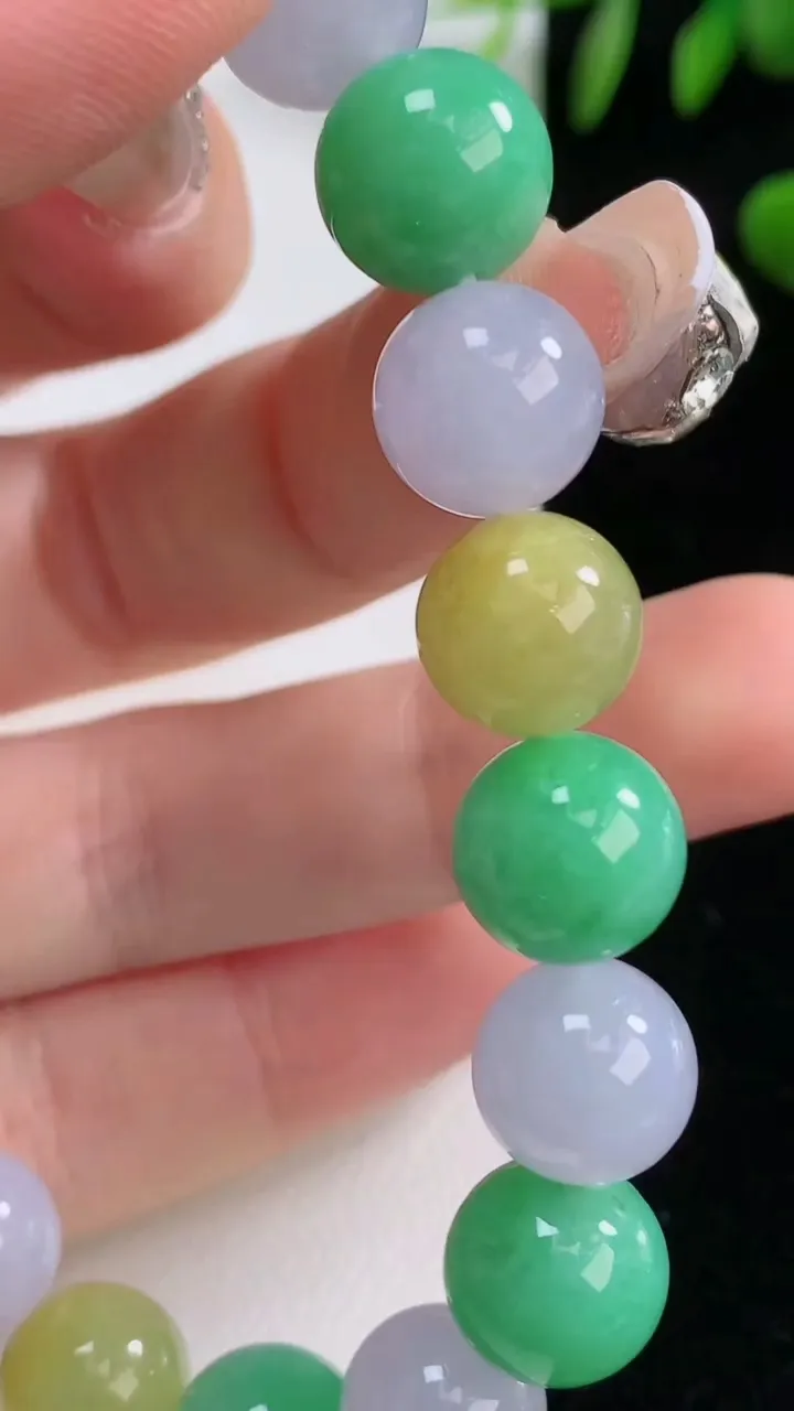 天然A货翡翠三彩圆珠手串，尺寸10-19颗，重量:34.02g12月18日
工厂直销收藏佳品,种好水足，色泽均匀，有种有色，上手高大气！