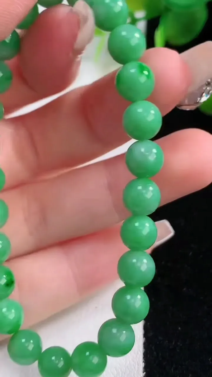 天然A货翡翠圆珠手串，尺寸6.8-25颗，重量:15.70g12月18日
工厂直销收藏佳品,种好水足，色泽均匀，有种有色，上手高大气！