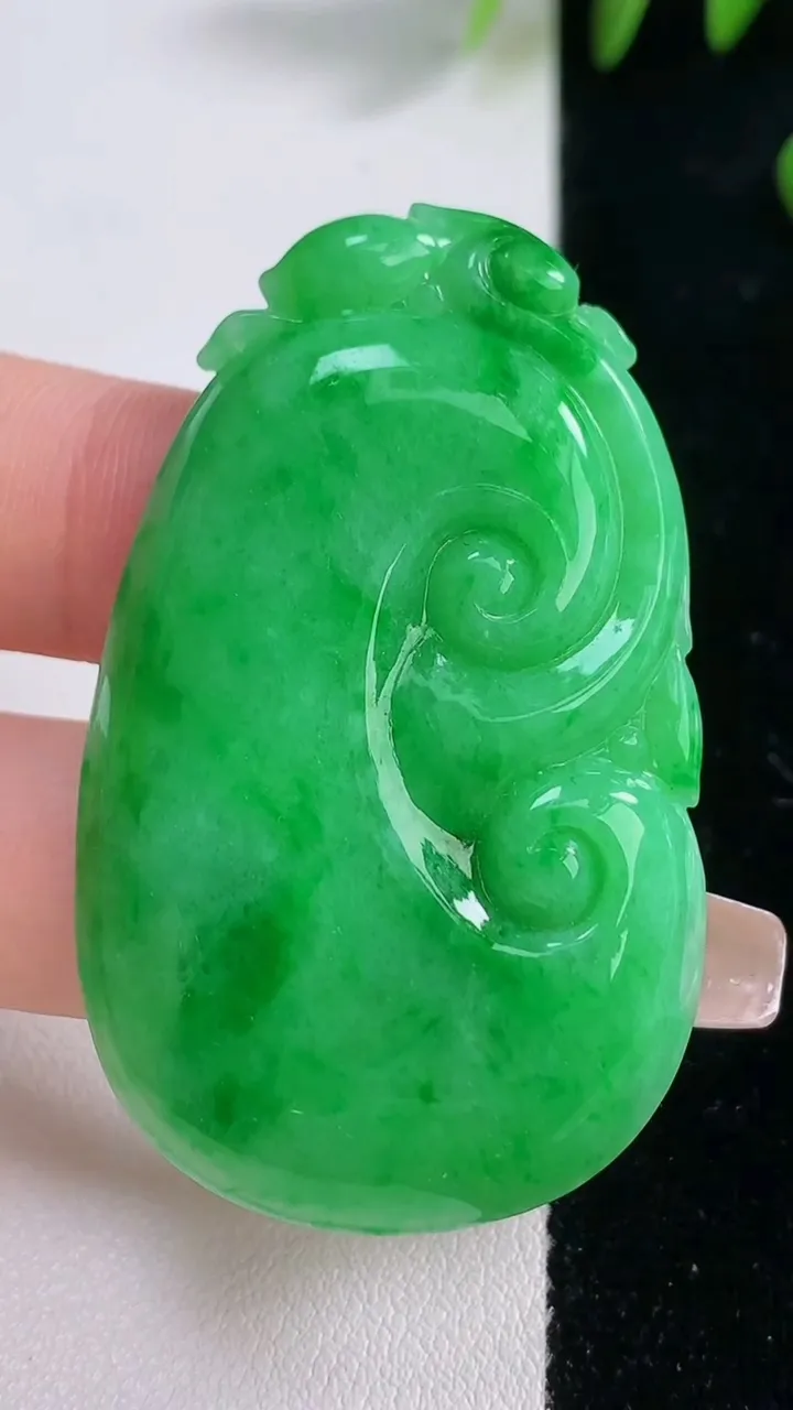 天然A货翡翠如意吊坠，尺寸51.6-31.5-5.3，重量:17.38g
12月18日