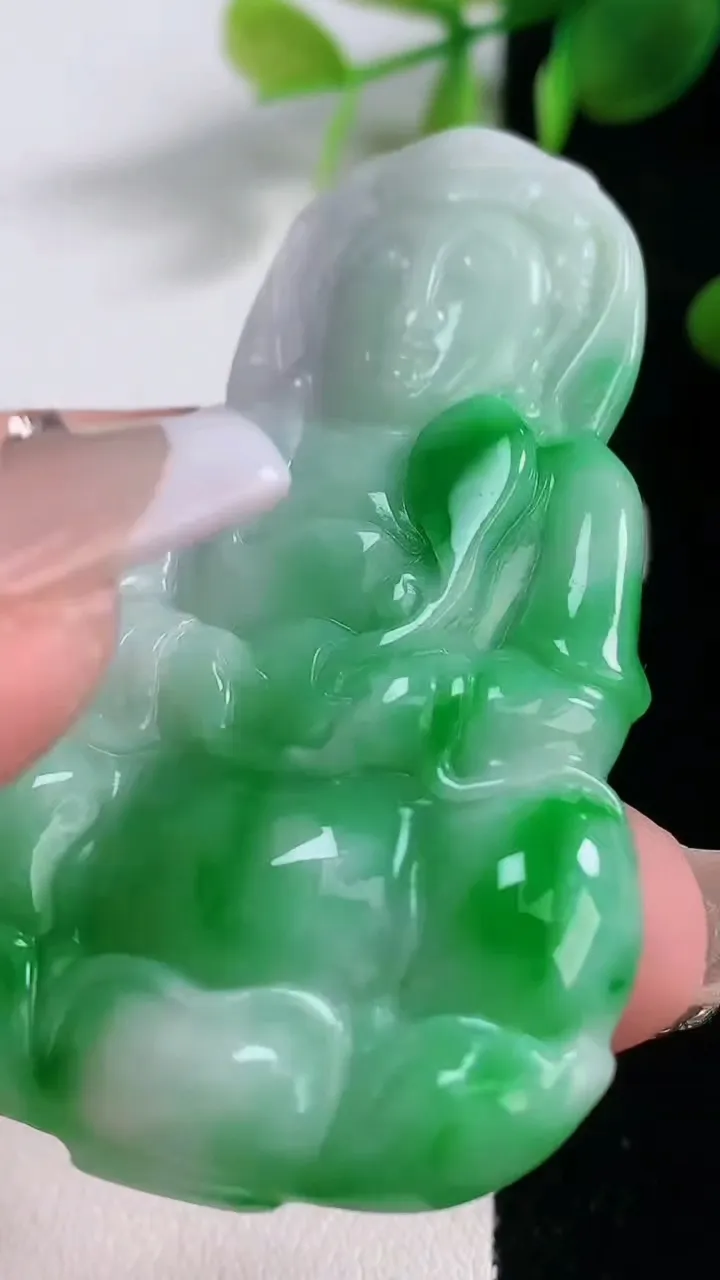 天然A货翡翠观音菩萨吊坠，尺寸61.4-36.2-6，重量:24.52g
12月18日