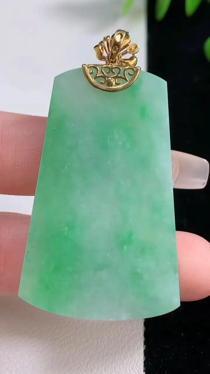 天然A货翡翠无事牌吊坠，尺寸46-29.3-3.6，重量:15.19g
12月18日