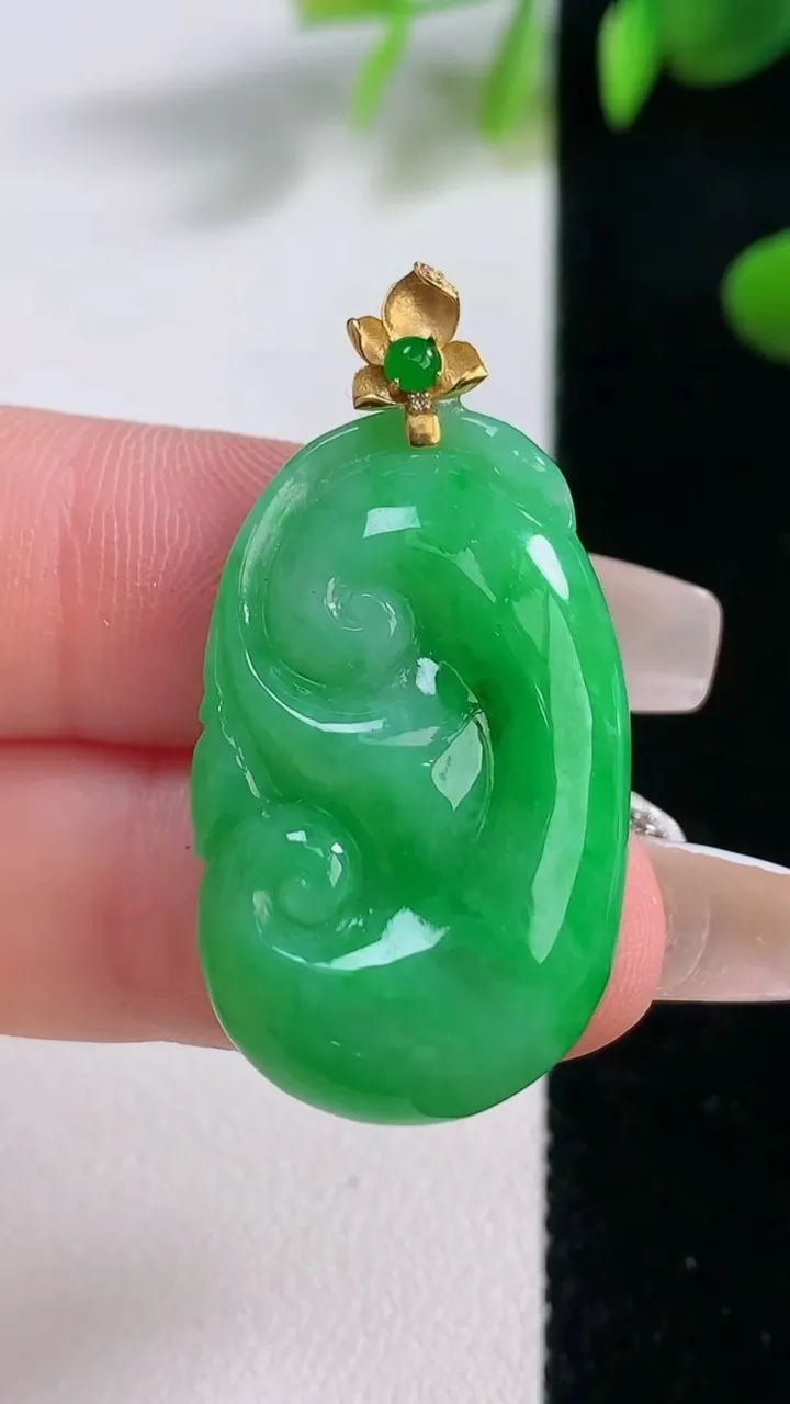 天然A货翡翠如意吊坠，尺寸30.7-18.4-6.7，重量:7.78g
12月18日