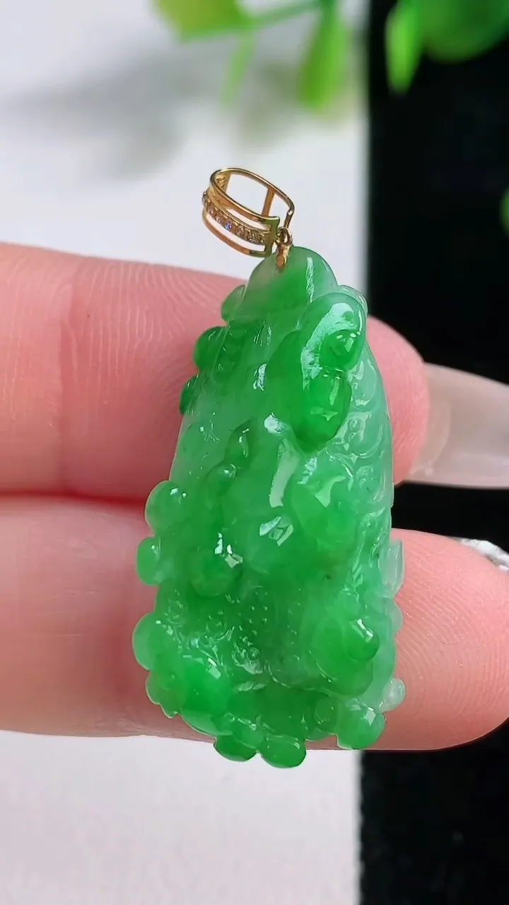 天然A货翡翠白菜吊坠，尺寸27.4-12.8-8，重量:5.19g
12月18日