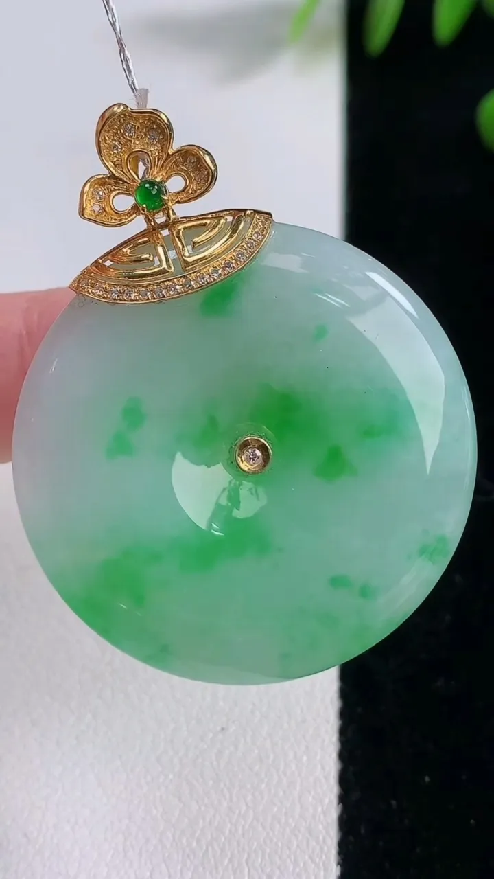 天然A货翡翠平安扣吊坠，尺寸33.8-5.5，重量:15.83g
12月18日