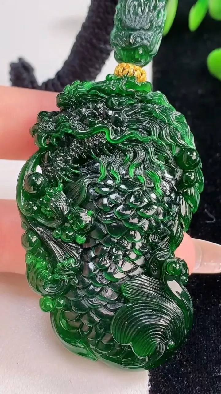 天然A货翡翠龙牌吊坠，尺寸59.8-36.8-10，重量:43.26g
12月18日