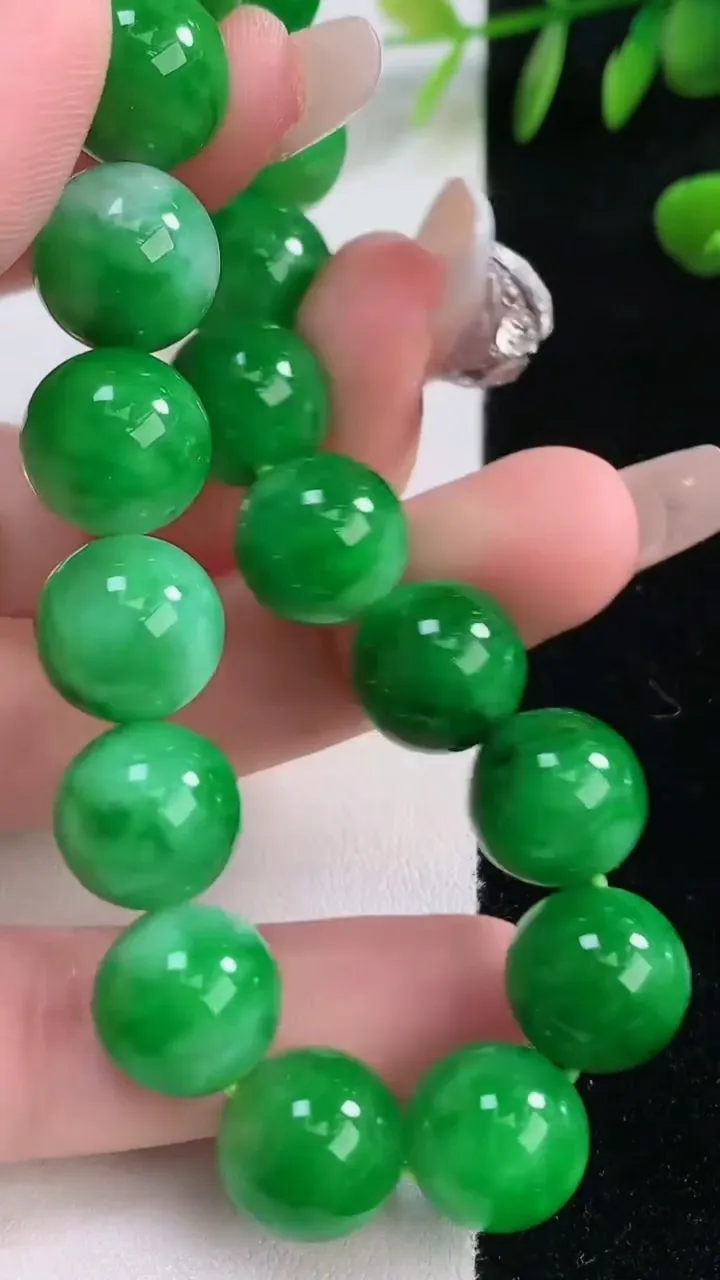 天然A货翡翠圆珠手串，尺寸11.6-17颗，重量:47.47g12月18日
工厂直销收藏佳品,种好水足，色泽均匀，有种有色，上手高大气！
