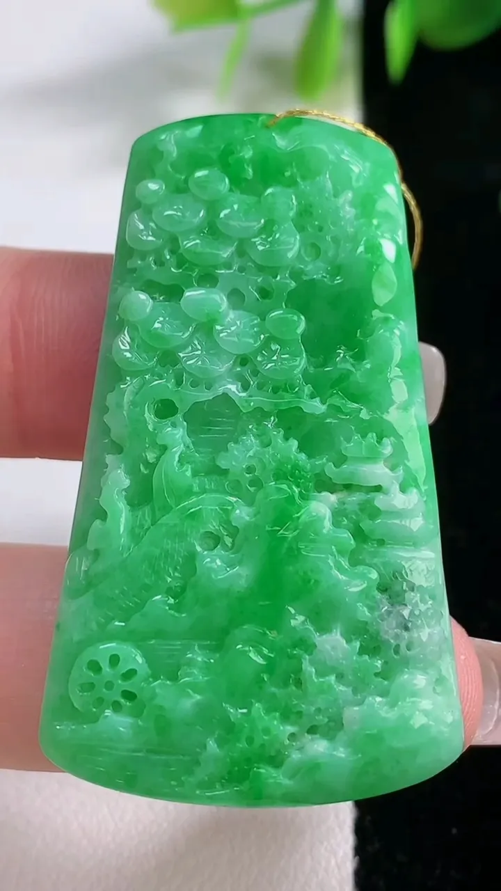 天然A货翡翠山水牌吊坠，尺寸47-27.5-5.3，重量:16.08g
12月18日