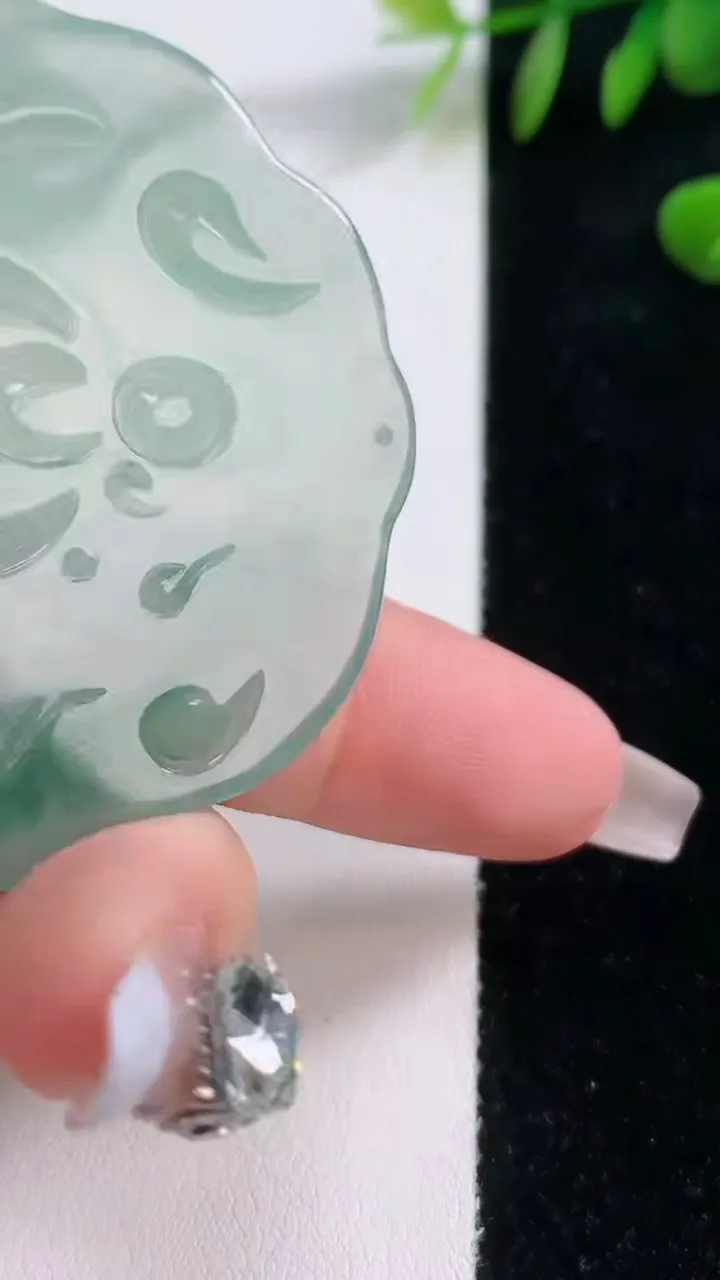 天然A货翡翠种飘花阿弥陀佛吊坠，尺寸53.6-52.4-5.2，重量:30.00g
12月18日