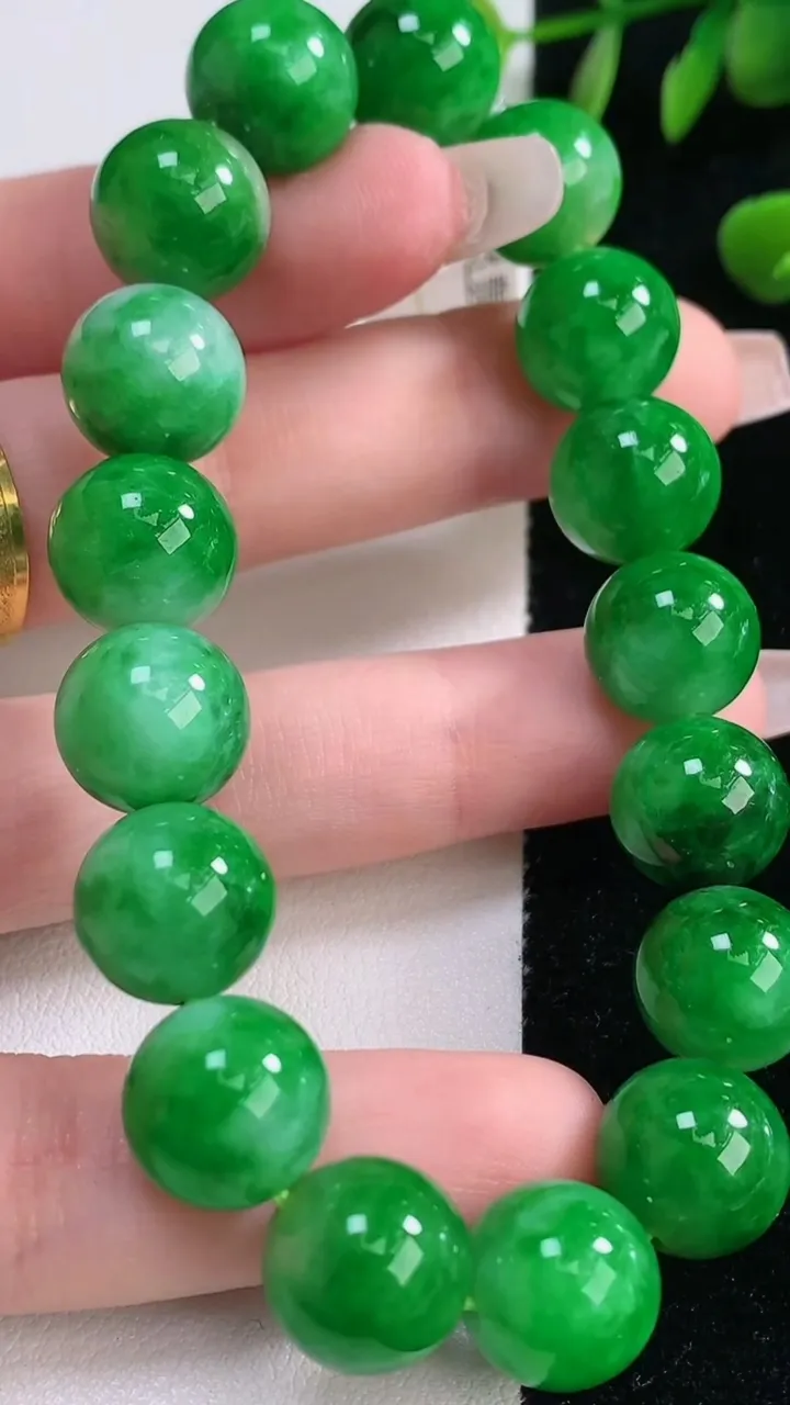 天然A货翡翠圆珠手串，尺寸11.6-17颗，重量:47.47g12月18日
工厂直销收藏佳品,种好水