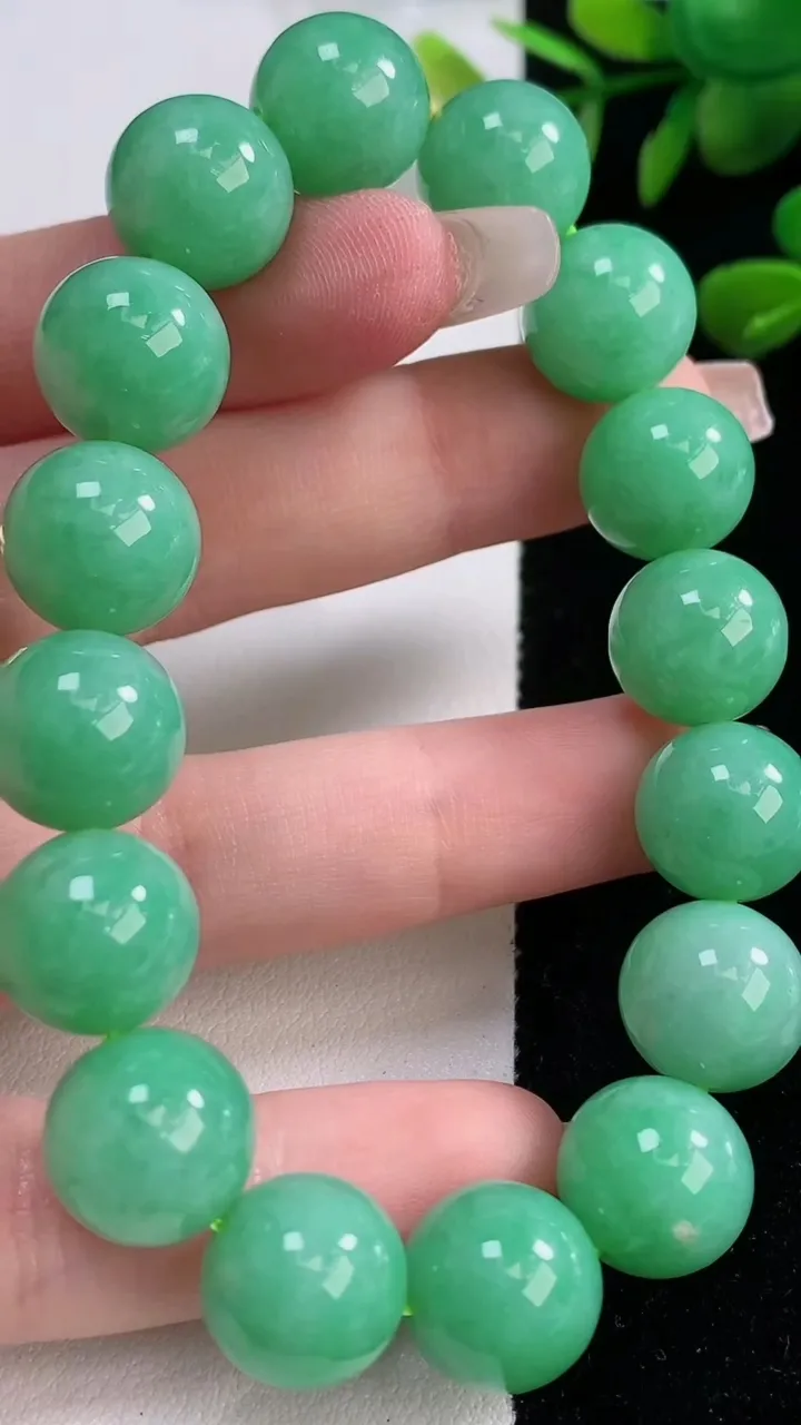 天然A货翡翠圆珠手串，尺寸12.4-16颗，重量:53.94g12月18日
工厂直销收藏佳品,种好水