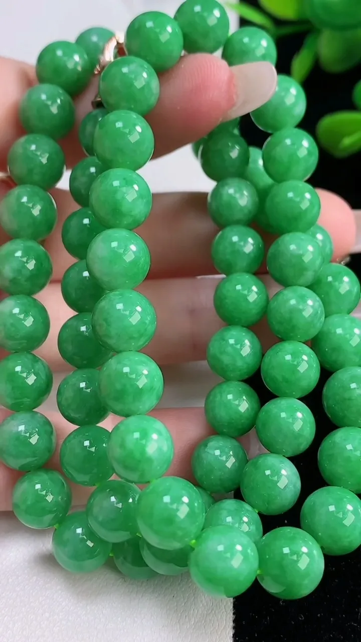 天然A货翡翠圆珠项链，尺寸9.2-63颗，重量:73.65g12月18日
工厂直销收藏佳品,种好水足，色泽均匀，有种有色，上手高大气！