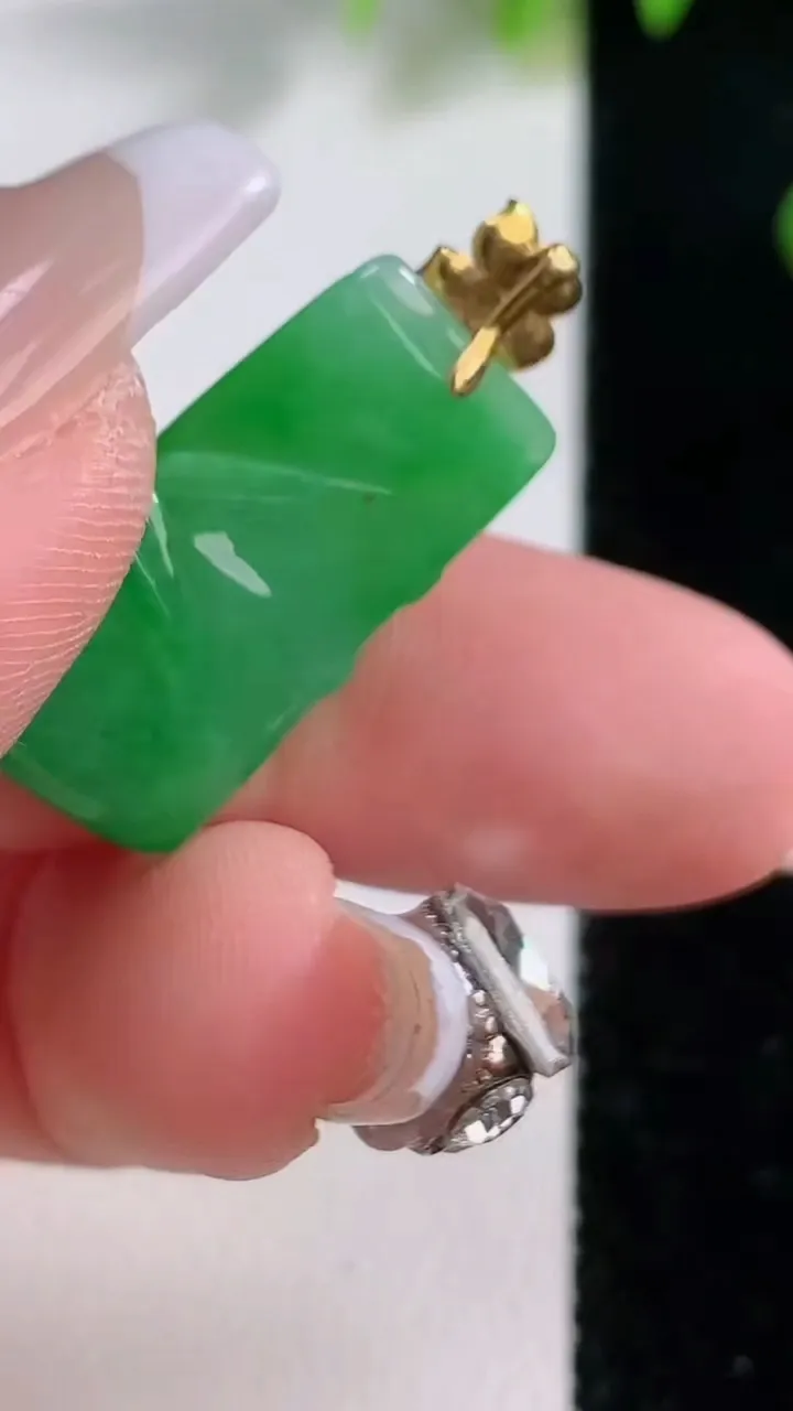 天然A货翡翠节节高升 竹节吊坠，尺寸24-11.5-5.4，重量:3.80g
12月18日