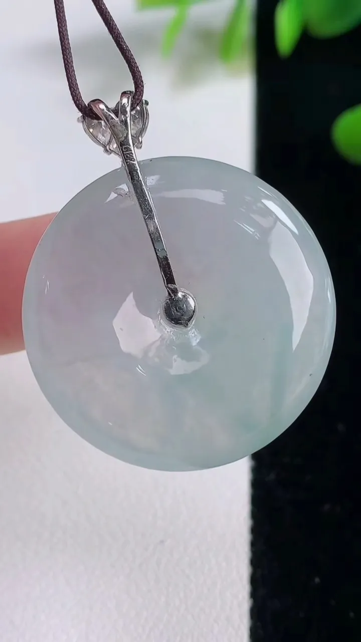 天然A货翡翠种飘花平安扣吊坠，尺寸29-5.9，重量:11.09g
12月18日