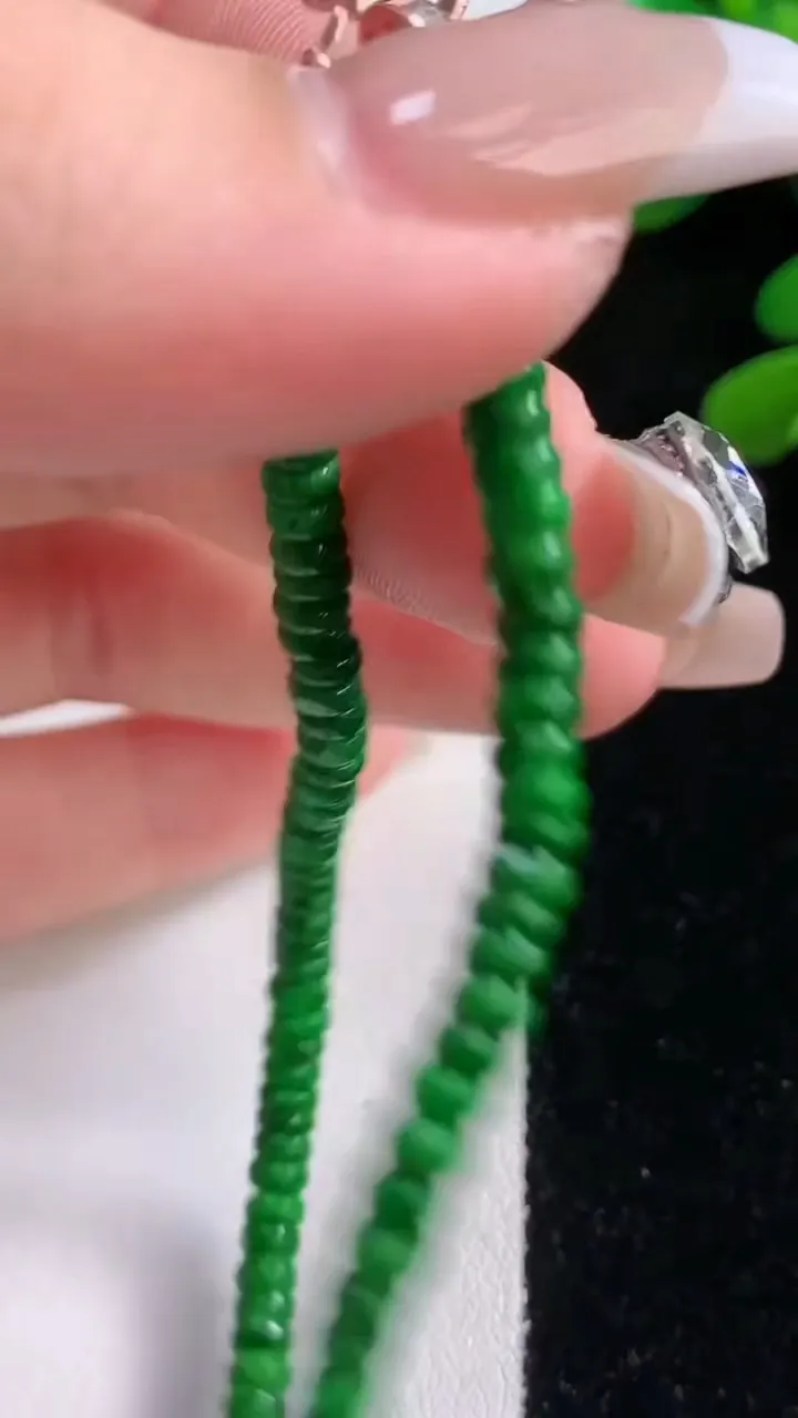 天然A货翡翠算盘珠手串，尺寸3.7-1.8-85颗，重量:6.56g12月18日
工厂直销收藏佳品,种好水足，色泽均匀，有种有色，上手高大气！