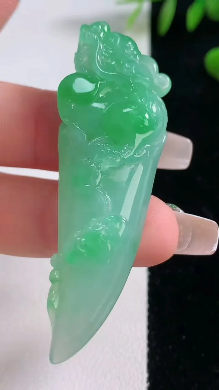 天然A货翡翠龙牙吊坠，尺寸59.7-18.5-10.2，重量:17.07g
12月18日