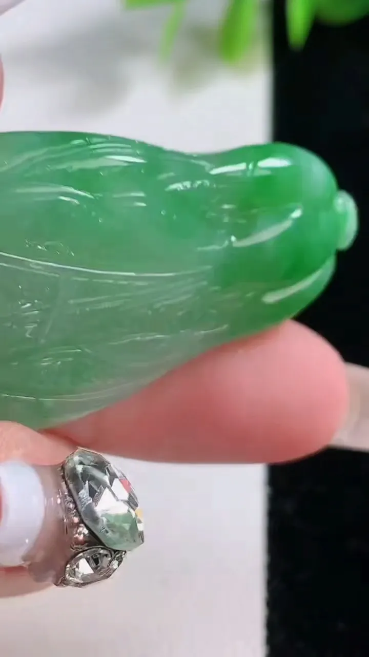 天然A货翡翠白菜吊坠，尺寸42-26.8-10.7，重量:19.47g
12月18日，