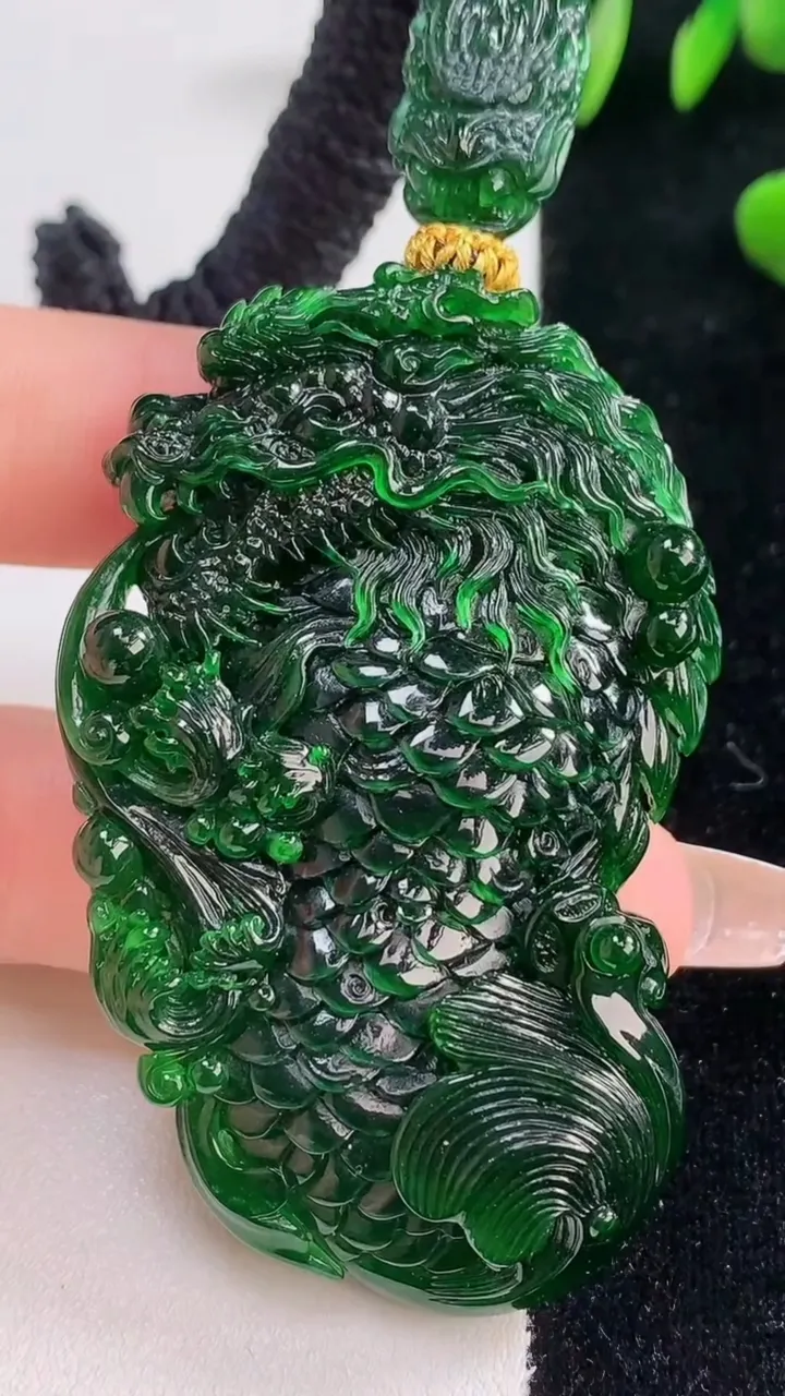 天然A货翡翠龙牌吊坠，尺寸59.8-36.8-10，重量:43.26g
12月18日