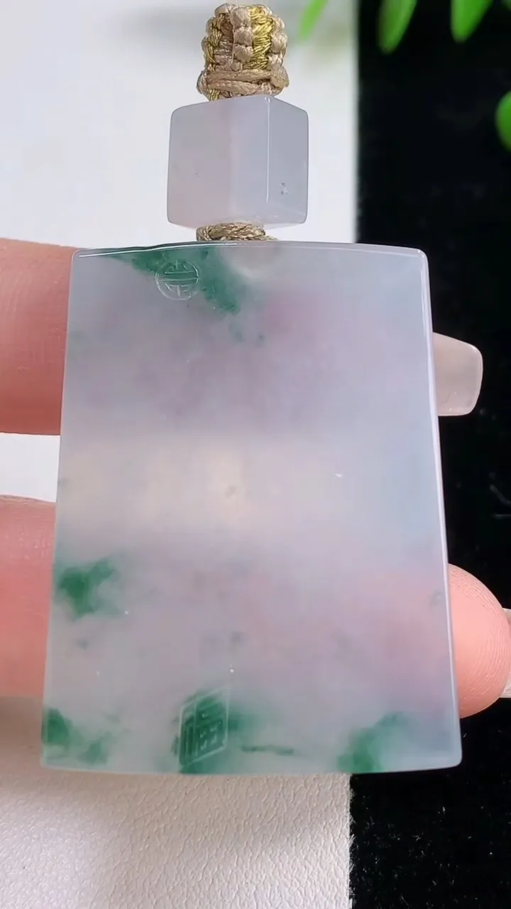 天然A货翡翠种飘花无事牌吊坠，尺寸40.4-31-5.4，重量:23.64g
12月18日