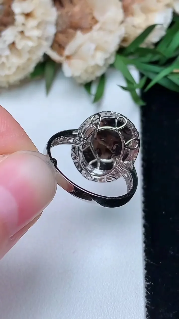 天然A货翡翠蛋面戒指，尺寸17-13.4-10.8，重量:3.04g2025年12月18日
工厂直销收藏佳品,种好水足，色泽均匀，有种有色，上手高大气！