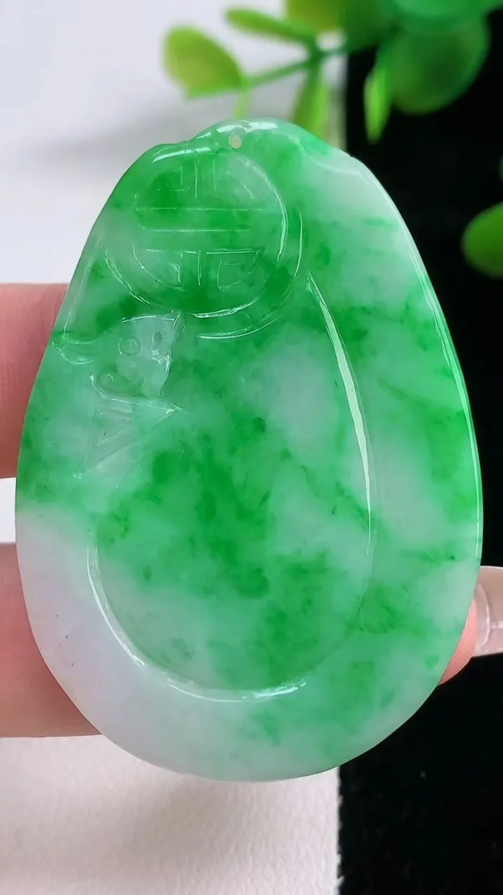 天然A货翡翠复古龙牌吊坠，尺寸50-35.2-3.4，重量:14.34g
12月18日