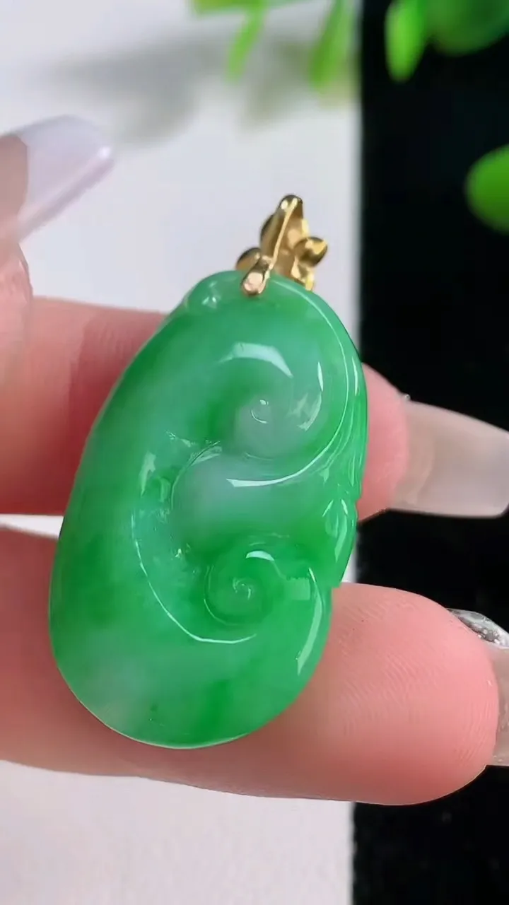 天然A货翡翠如意吊坠，尺寸30.7-18.4-6.7，重量:7.78g
12月18日