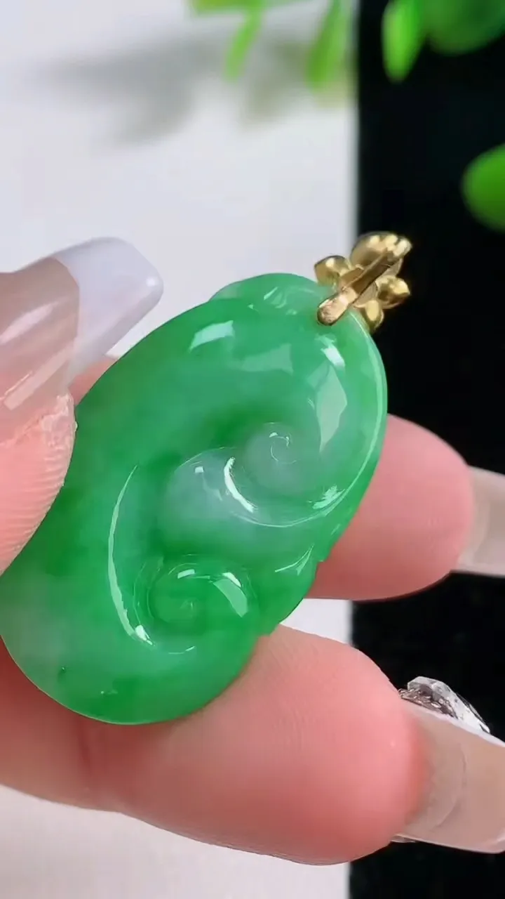 天然A货翡翠如意吊坠，尺寸30.7-18.4-6.7，重量:7.78g
12月18日