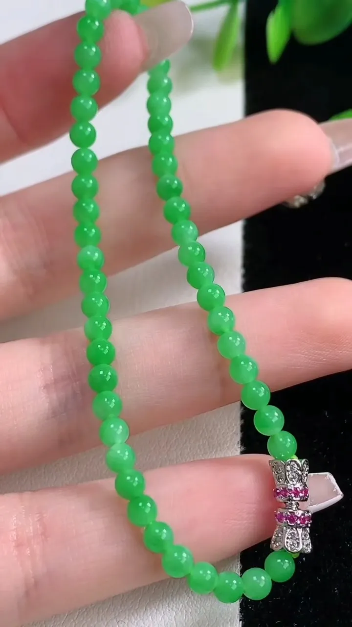 天然A货翡翠小米珠手串，尺寸3.5-50颗，重量:4.67g12月18日
工厂直销收藏佳品,种好水足，色泽均匀，有种有色，上手高大气！