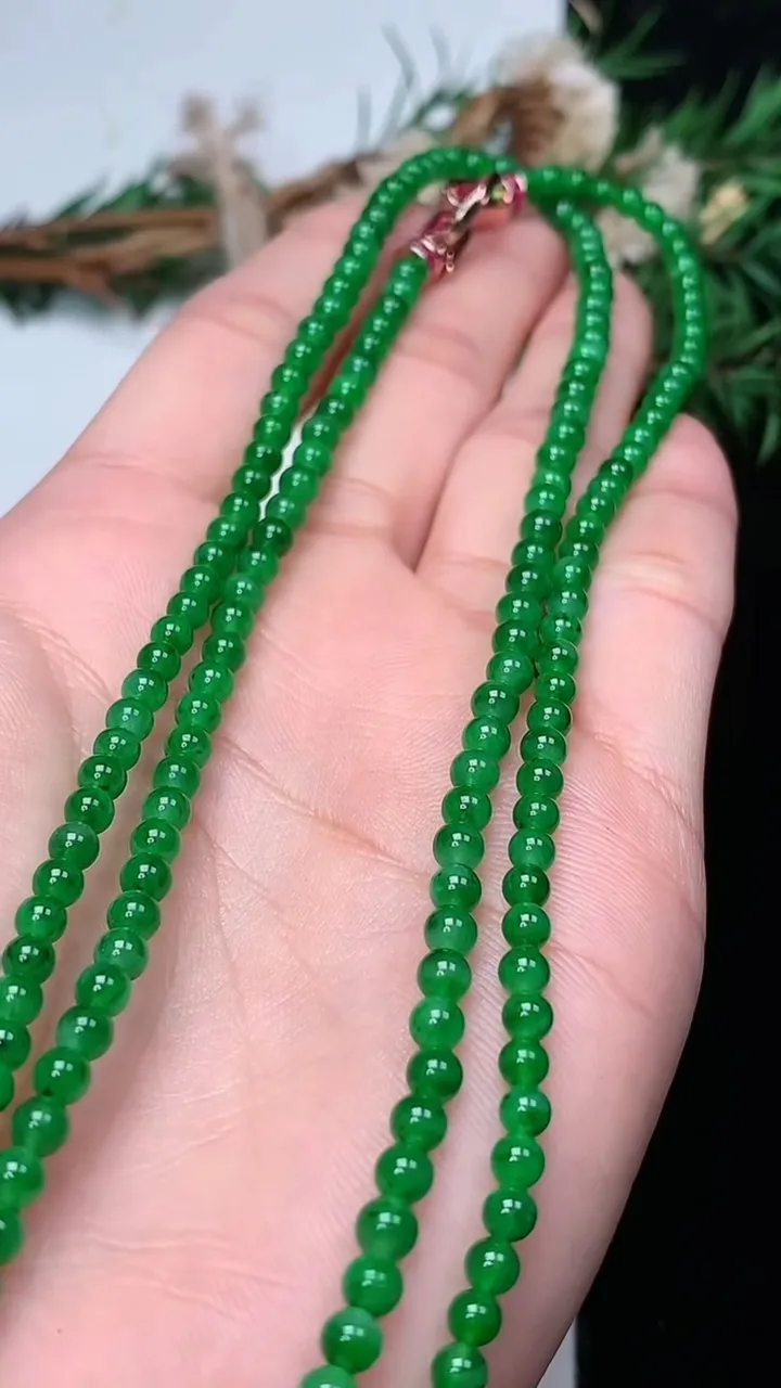 天然A货翡翠小米珠项链，尺寸3.6-198颗，重量:18.02g12月18日
工厂直销收藏佳品,种好水足，色泽均匀，有种有色，上手高大气！