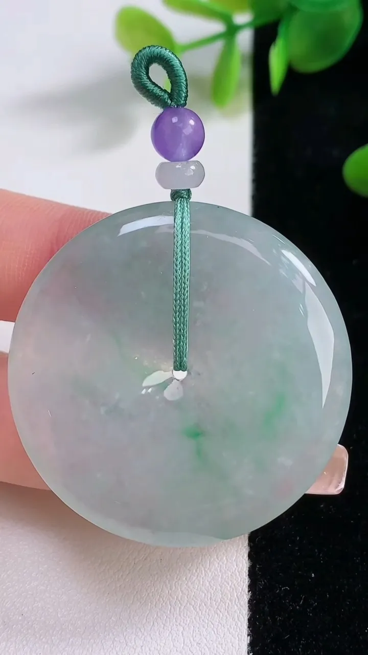 天然A货翡翠平安扣吊坠，尺寸39.2-5.3，重量:19.77g
12月18日