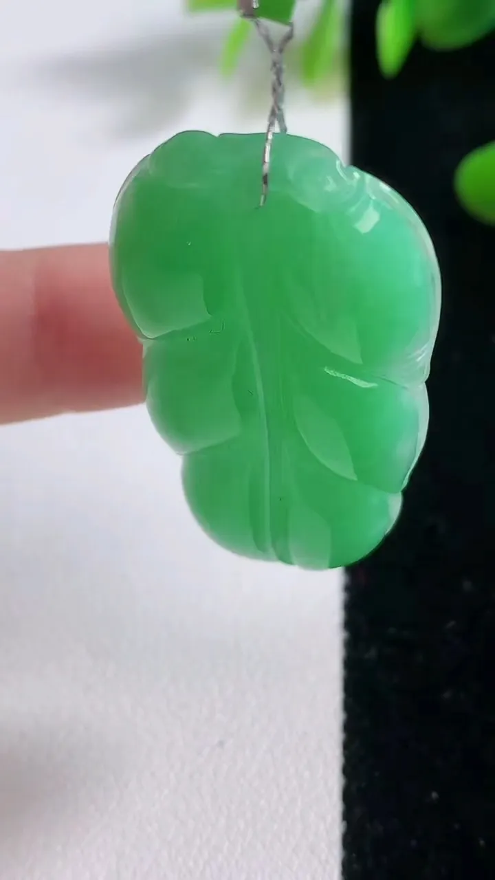 天然A货翡翠金枝玉叶 叶子吊坠，尺寸44-22.5-5.8，重量:11.10g
12月18日