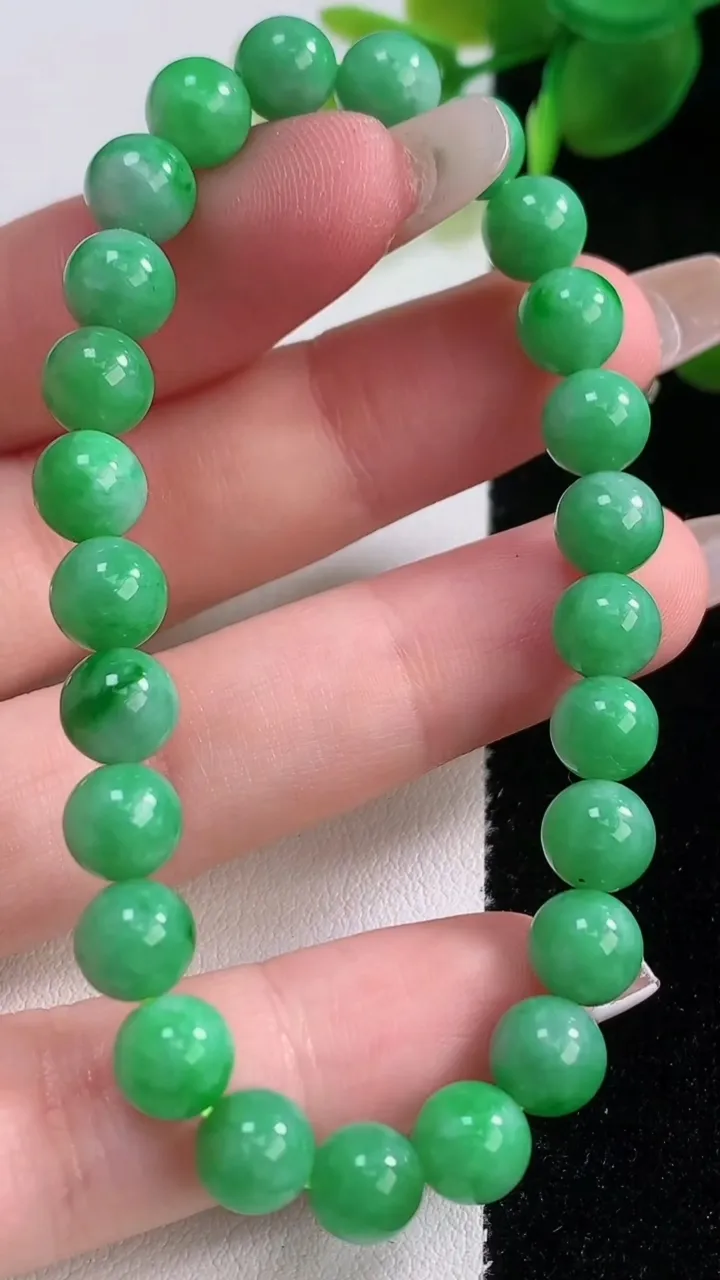 天然A货翡翠圆珠手串，尺寸6.8-25颗，重量:15.70g12月18日
工厂直销收藏佳品,种好水足，色泽均匀，有种有色，上手高大气！