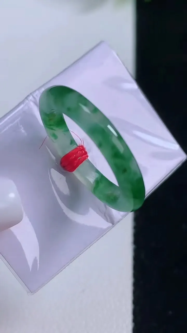 天然A货翡翠种飘花指环戒指，尺寸16.8-3.3，重量:3.50g2025年12月18日
工厂直销收藏佳品,种好水足，色泽均匀，有种有色，上手高大气！