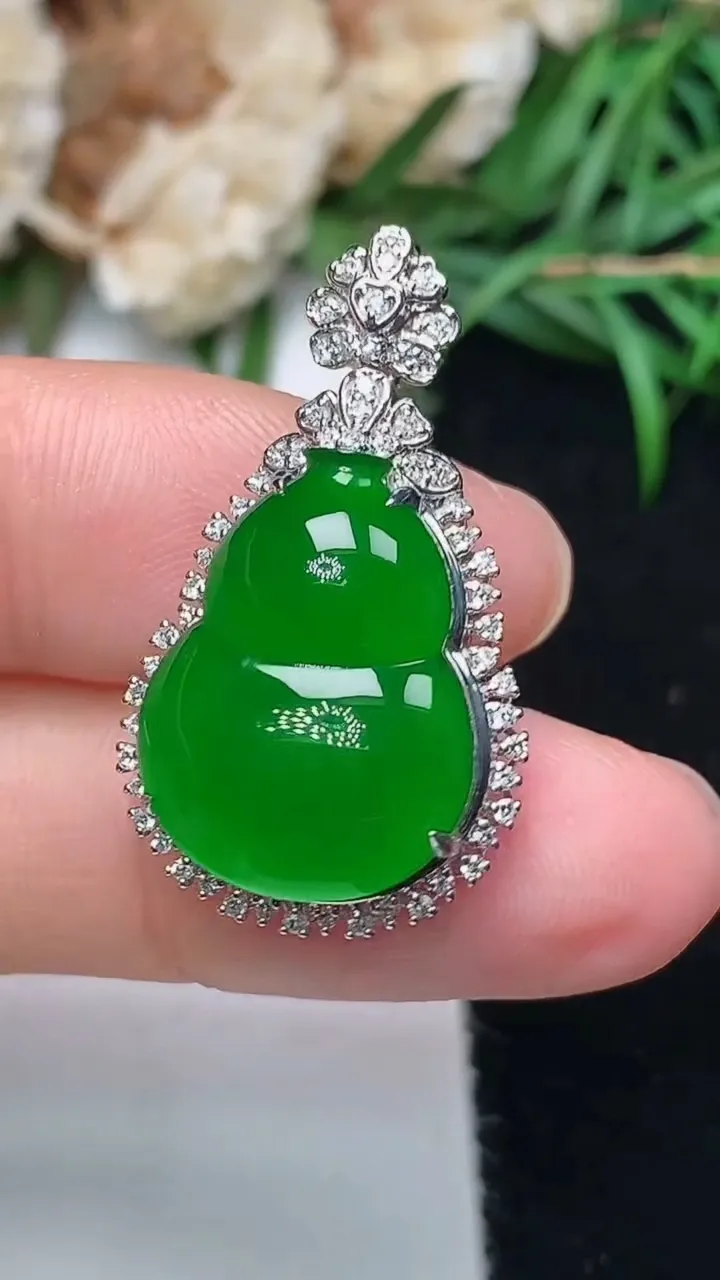 天然A货翡翠葫芦吊坠，尺寸28.8-16.7-10.3，裸石17.5-13.4，重量:4.47g
12月18日，重量:4.47g