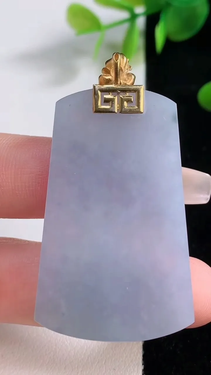 天然A货翡翠18K金紫罗兰无事牌吊坠，尺寸45-27.8-4，重量:15.71g
12月18日