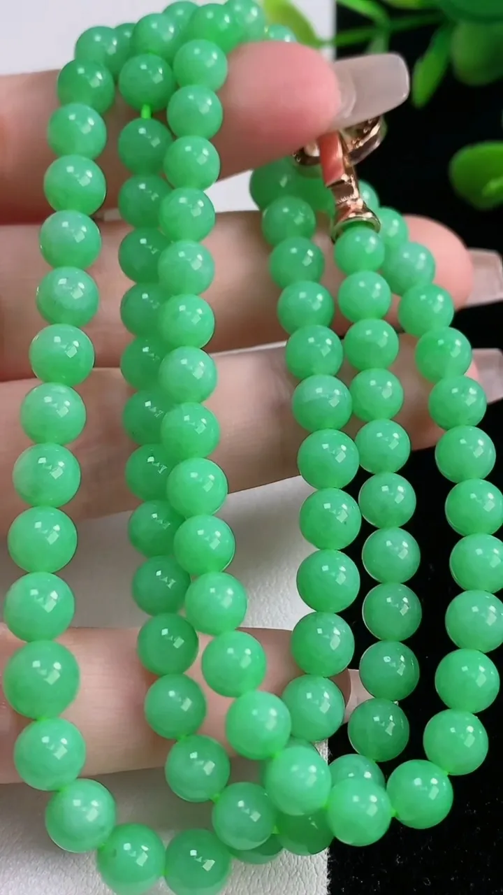 天然A货翡翠圆珠项链，尺寸6-97颗，重量:38.36g12月18日
工厂直销收藏佳品,种好水足，色泽均匀，有种有色，上手高大气！