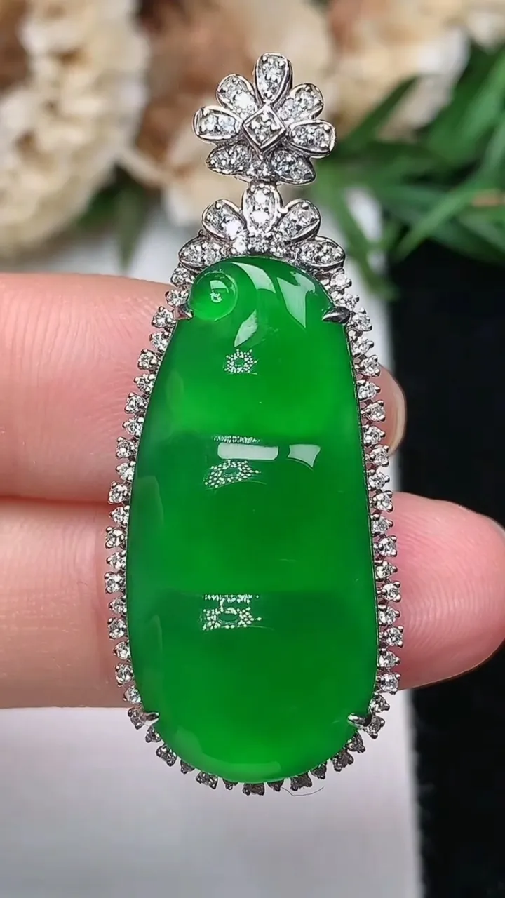 天然A货翡翠福豆吊坠，尺寸40.7-16.3-10，裸石28-13.3，重量:7.16g
12月18日