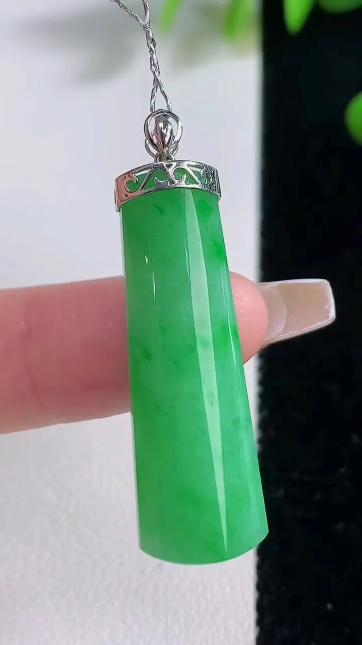 天然A货翡翠无事牌吊坠，尺寸34-10.6-6.7，重量:6.44g
12月18日